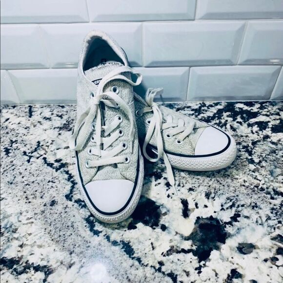 Converse Sneakers Size 7 - Picture 1 of 14
